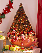 Stilisierter Weihnachtsbaum aus Ranken