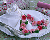 weiße Serviette mit Bellis (rosa Tausendschön)