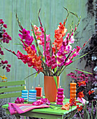 Gladiolus (Gladiolen) in oranger Vase