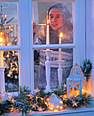 Blick ins weihnachtliche Zimmer, Fensterbank dekoriert