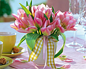 Strauß aus Tulipa ''Groenland' (Viridiflora Tulpe) in weißer Vase, Schleifenbänder