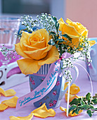 Rosa (Rosen, gelb), Gypsophila (Schleierkraut) in gemusterter Vase