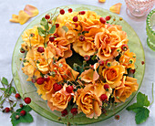 Kranz aus Blüten von Rosa (Rosen, orange) und Ranken von Fragaria