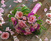 Bouquet with pink (rose), phlox (phlox), alchemilla
