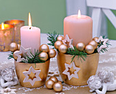 Picea (Fichte), Weihnachtsbaumkugeln in goldenen Gefäßen mit weißen Kerzen