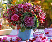 Herbststrauß aus Brassica (Zierkohl), Rosa (Rosen), Malus (Zieräpfeln)