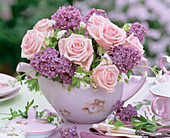 Rosa (Rosen), Syringa (Flieder) in Teekanne mit Rosen-Motiv, Blüten, Besteck