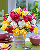 Strauß aus einfachen und gefüllten Tulipa (Tulpen) und Narcissus (Narzissen)