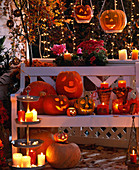 Beleuchteter Halloween-Balkon, Cucurbita / Kürbisse, Chrysanthemum, Cotoneaster