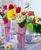 Strauß aus Tulipa (Tulpen), Narcissus (Narzissen), Hesperis (Nachtviole)