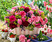 Bukett aus verschiedenen Rosa (Rosen), Alchemilla (Frauenmantel), Salvia
