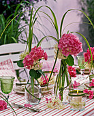 Tischdekoration mit Hydrangea (Hortensien), Spartina (Goldleistengras)