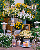 Abendterrasse mit Kerzen und Laternen