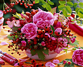 Strauß aus Rosa (Rosen), Hydrangea (Hortensien), Hagebutten, Viburnum
