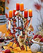 Kerzenhalter dekoriert mit Clematis (Waldrebe, Samenständen), Malus