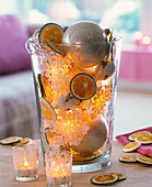Glas gefüllt mit getrockneten Scheiben von Citrus (Limetten)
