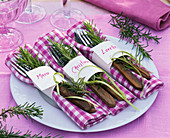 Napkin decoration with rosemary (rosemary) with cuffs