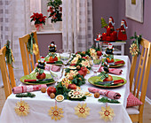 Weihnachtliche Tischdeko mit gemischter Koniferengirlande