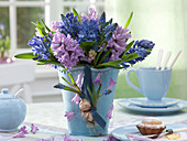Hyacinthus (Hyazinthen) Muscari (Traubenhyazinthen) in blauer Vase
