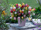 Gemischter Strauß aus Tulipa (Tulpen), Malus (Apfelblüten), Physocarpus