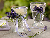 Kleine Gläser mit Schwimmkerzen als Windlichter, Lavandula (Lavendelblüten)
