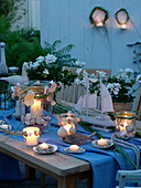 Maritime Tischdeko auf Terrasse in Abendstimmung