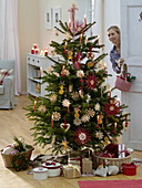 Abies (Nordmanntanne) als Weihnachtsbaum geschmückt mit Strohsternen