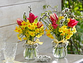 Kleine Sträuße mit Narcissus 'Martinette' (Duft - Narzissen), Tulipa (Tulpen
