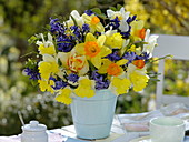 Blau-gelber Frühlingsstrauß : Narcissus (Narzissen), Hyacinthus