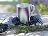 Kleiner Kranz aus Lavendel (Lavandula) um Kaffeebecher