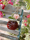 Glas mit Erdbeer - Marmelade, zum verschenken dekoriert