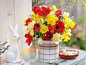 Frühlingsstrauß mit roten Tulipa (Tulpen), Narcissus (Narzissen)