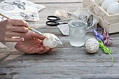 Stick easter eggs with napkin technique