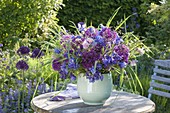 Blau-violetter Strauss aus Allium 'Purple Sensation'