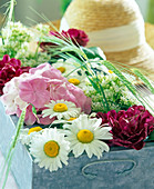 Blechkiste mit Blüten: Rosen, Margerite, Hortensie, Gerste