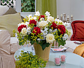 weiße und rote Rosen, Campanula (Glockenblume), Alchemilla