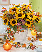 Herbststrauß mit Helianthus / Sonnenblume, Celastrus / Baumwürger, Herbstastern