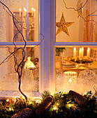 Blick durch das Fenster ins weihnachtlich geschmückte Zimmer