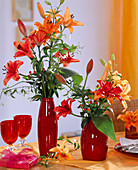 Lilium 'Tresor', 'Solfarino' / Lilien rot und orange in roten Vasen