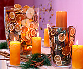 Windlichter mit Orangenscheiben und Kerzen