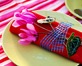 Cyclamen (cyclamen) as napkin deco