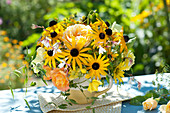 Small yellow bouquet in cup, pink (rose), Rudbeckia fulgida