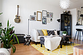 Wohnzimmer in Schwarz, Weiß und Gelb