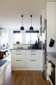 Schwarz-weiße Küche mit Tresen zum Wohnzimmer