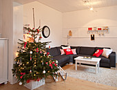 Geschmückter Weihnachtsbaum im modernen Wohnzimmer