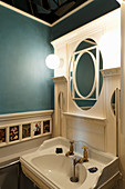 Waschbecken im Badezimmer mit Designer-Wandspiegel