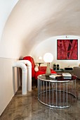 Designermöbel in Wohnbereich mit Gewölbedecke und Betonboden