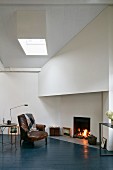 Moderne Architektur im Wohnzimmer mit offenem Kamin und blauem Boden