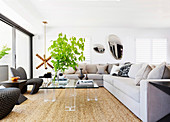 Transparenter Couchtisch und großes Sofa im modernen Wohnzimmer