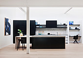 Modern kitchen in black and white with a clear line